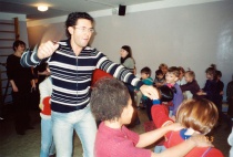 Популярный телеведущий Андрей Малахов принимает участие в детском меропрятии